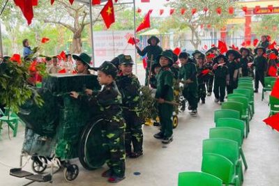 Hoạt động trải nghiệm “ TẬP LÀM CHÚ BỘ ĐỘI ” của các con lớp 5TA!